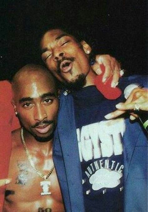 90s Couples, Tupac Photos, 2pac Videos, 90s Rappers Aesthetic, Tupac Makaveli, 90s Rappers, Tupac Pictures, Awesome Photography, Snoop Dog