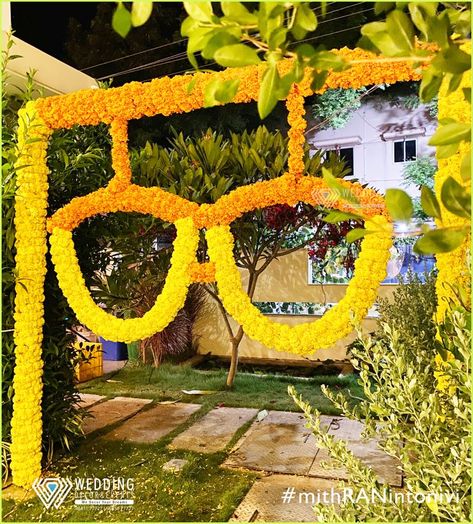 Traditional Photo Booth Ideas, Haldi Ceremony Photo Booth, Mehendi Photo Booth Ideas, Photo Booths For Weddings, Selfie Booth Ideas Backdrops, Haldi Photo Booth Ideas, Haldi Backdrop Ideas, Photo Booth Ideas Wedding Indian, Props For Haldi Ceremony