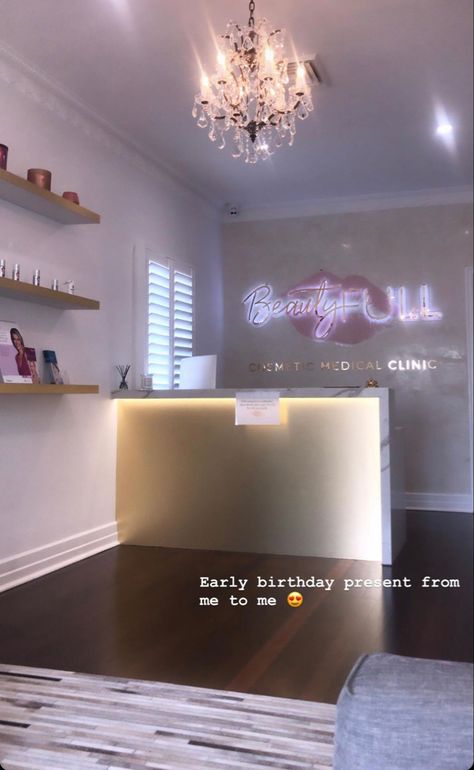 Lash Supply Store, Hair Suite Decor, Pmu Studio Ideas Luxury, Mua Suite, Wig Shop Design Ideas, Wig Shop Interior Design, Boutique Grand Opening Ideas, Hair Suite Decor Salon Ideas, Beauty Salon Decor Luxury