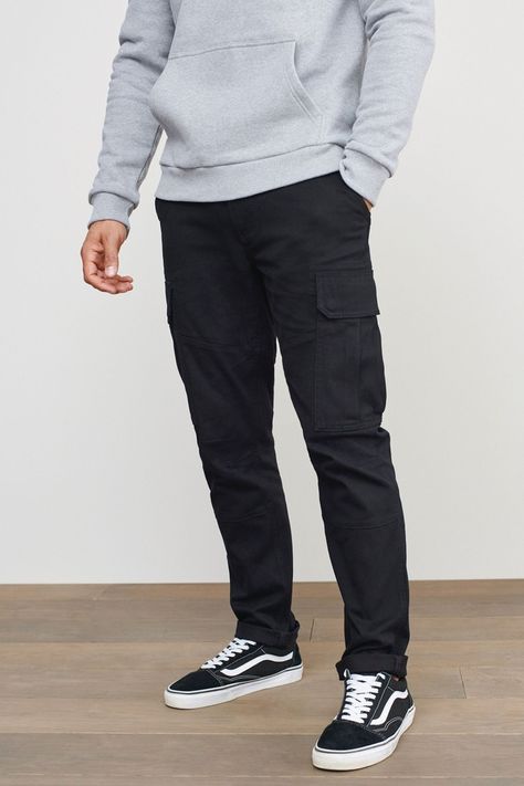 Slim Fit Cargo Pants Men Outfit, Mens Trousers Casual Outfit, Mens Clothing Styles Casual Pants, Modern Outfits Men, Trousers Men Outfit, Cargo Outfit Men, Black Pants Outfit Men, Black Cargo Pants Outfit, Cargo Styling