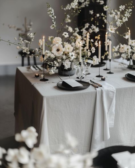 The concept of a black and white chamber wedding 🤍🩶🖤 #mg_eventdesign Monochrome Wedding Table Decor, White And Black Dinner Party, Black And White Wedding Florals, Black And White Wedding Tables, Black And White Wedding Table Decor, Black Table Cloth Wedding, Black And White Tablescapes, Black And White Wedding Table Settings, Black And White Table Setting