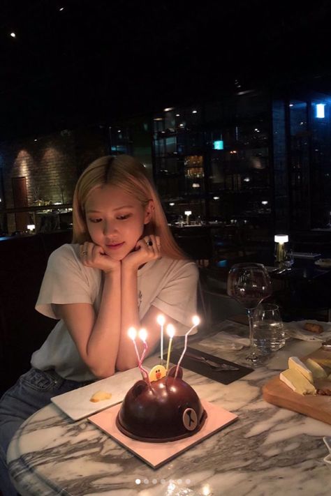 Rosé Girlfriend Material, Rose Bp, ポップアート ポスター, Rosé Birthday, Birthday Roses, Rosé Instagram, Bahasa Korea, Rosé Aesthetic, Park Rosé