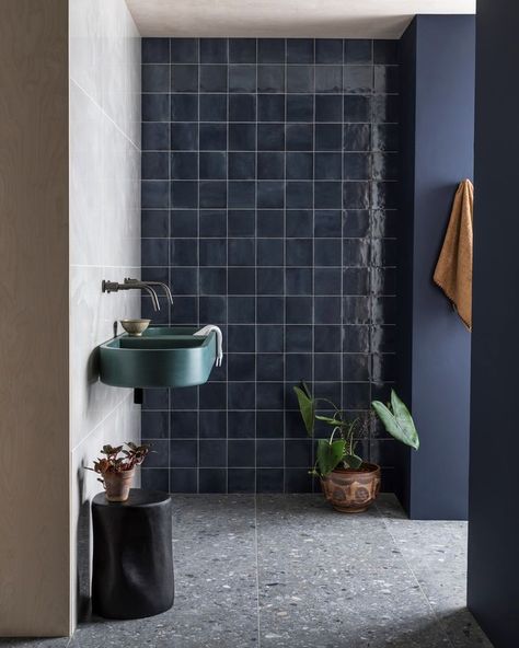 Dark Blue And Wood Bathroom, Blue Walls Bathroom Ideas, Dark Blue Grey Bathroom, Dark Blue Bathroom Tiles, Dark Stone Bathroom, Grey Tiles Bathroom, Deep Blue Bathroom, Academia Bathroom, Grey And Blue Bathroom