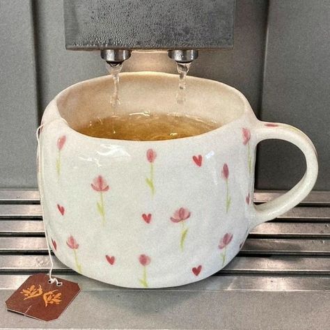 Cute Teapot Aesthetic, Clay Mugs Aesthetic, Pottery Painting Teapot, Color Me Mine Mug, Pottery Painting Aesthetic, Aesthetic Mugs, Ceramic Cafe, Diy Pottery Painting, Color Me Mine