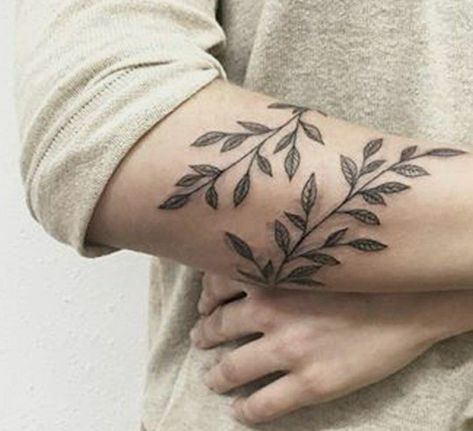 Simple Forearm Tattoos, Around Arm Tattoo, Wrap Around Tattoo, Forearm Flower Tattoo, Tattoo Artist Tattoo, Simple Tattoos For Guys, Wrap Tattoo, Tato Henna, Inner Forearm Tattoo