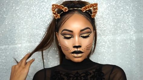 Melly Sanchez Glam Cat #makeup #halloween #halloweenmakeup #mellysanchez #cutcrease #glitter #catmakeup Halloween Women Makeup, Melly Sanchez, Black Cat Makeup, Cheetah Makeup, Tiger Makeup, Cat Halloween Makeup, Fall Beauty Trends, Leopard Makeup, Make Carnaval