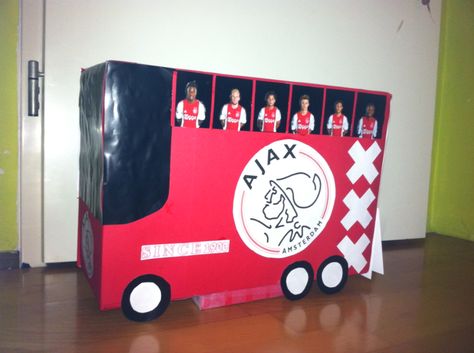 Ajax spelersbus als surprise Homemade Christmas Crafts, Newspaper Basket, Travel Architecture, Cardboard Art, Humor Quotes, Education Humor, Santa Gifts, Emergency Room, Paper Clay