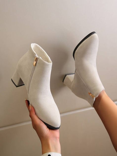 Cute Footwear For Women, Nice Shoes Women Classy, Shoes For Women Classy, Elegant Shoes Classy, Shoes For Women Aesthetic, White Boots Women, Footwear Aesthetic, Classic Boots Woman, Elegant Shoes Heels