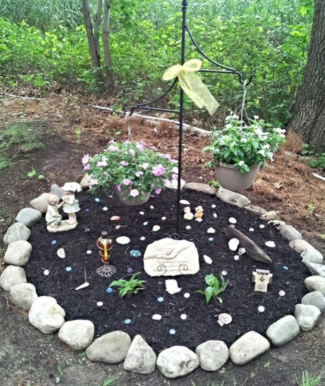 We love our pets! Commemorate them with a Pet Memorial Garden complete with Steel Plant Markers. http://www.kincaidplantmarkers.com/ Dog Grave Ideas, Pet Cemetary, Pet Memorial Garden, Pet Cemetery, Pet Grave Markers, Pet Memorial Stones, Pet Remembrance, Memorial Stones, Cat Memorial