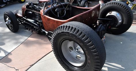 video found on  http://americaloveshorsepower.com/this-1931-ford-rat-rod-will-blow-your-mind/ and the engine is a Diamond R... Ian Roussel, Rat Rod Truck, White Truck, Kustom Cars, T Bucket, Rat Rods Truck, Custom Garages, Custom Muscle Cars, Custom Paint Jobs