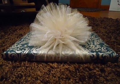 How to make an easy tulle bow for gift wrapping! diy-gift-ideas Bow For Gift Wrapping, Bow For Gift, Creative Wrapping, Wrapping Presents, Tulle Bow, Gift Wraps, Gift Wrapping Bows, Tulle Bows, Creative Gift Wrapping