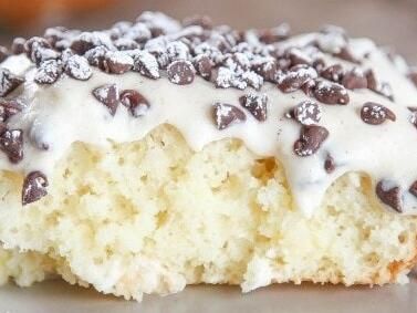 Easy Cannoli Poke Cake – A Delectable Combination of Creamy Cannoli Flavors and Moist Cake - NewsBreak Cannoli Flavors, Cannoli Cake Recipe, Cannoli Poke Cake, Mounds Bars Recipe, Fluffy Buttermilk Pancake Recipe, Easy Cannoli, German Chocolate Cookies, Cannoli Cake, Italian Sweets