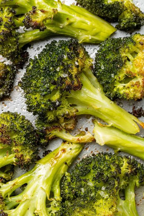 Roasted broccoli is the best broccoli ever! Once you learn how to roast broccoli, you may never go back to any other method. It's easy to make and the best broccoli you'll ever taste. How To Roast Broccoli, Roast Broccoli, Roast Frozen Broccoli, Seasoned Broccoli, Roasted Garlic Recipe, The Best Broccoli, Roasted Broccoli Recipe, Best Broccoli, Broccoli Quiche