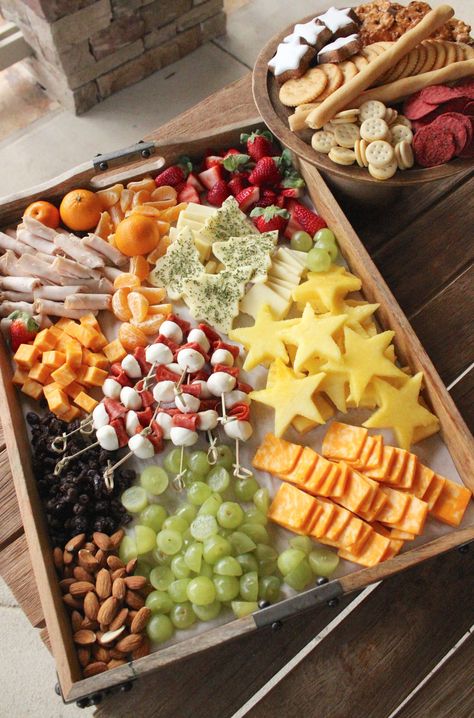 holiday Christmas cheese tray for kids Appetizers Platters, Bountiful Kitchen, Holiday Cheese, Fruit Appetizers, Christmas Cheese, Decorações Com Comidas, Board Charcuterie, Party Food Platters, Wallpaper Disney