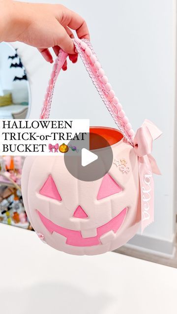 Pokeball Halloween Bucket, Diy Pumpkin Basket, Pink Jack O Lantern, Halloween Bucket Decor, Plastic Halloween Bucket Ideas, Diy Halloween Bucket, Diy Halloween Buckets For Kids, Diy Trick Or Treat Buckets, Plastic Jack O Lantern Ideas