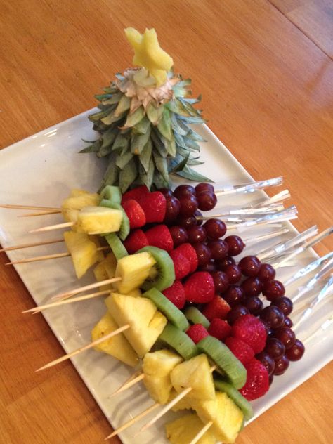 Christmas Fruit Kabobs with pineapple tree--cute! Christmas Fruit Cabob, Christmas Fruit Kabobs For Party, Christmas Fruit Skewers For Kids, Holiday Fruit Kabobs, Fruit For Christmas Party, Pineapple Christmas Tree Fruit Tray, Pineapple Tree Fruit Display, Christmas Fruit Skewers, Christmas Fruit Kabobs