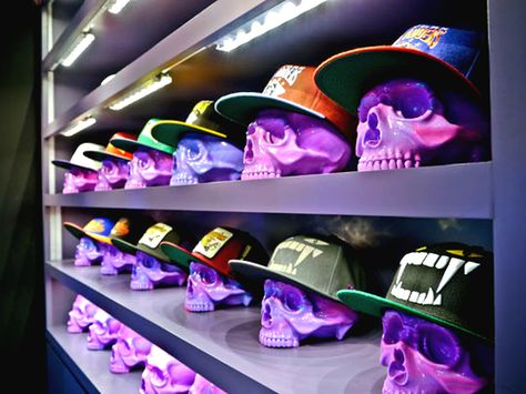 Hat Display Small Office Design Interior, Diy Resin Table, Shoe Store Design, Cap Store, Retail Space Design, Clothing Store Design, Cap Display, Hat Display, Hat Stores