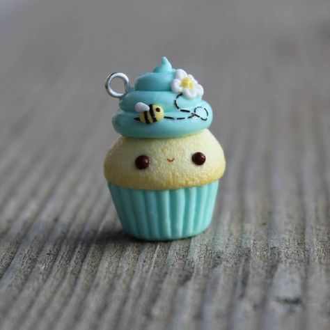 Cute Diy Crafts, Polymer Clay Cupcake, Spring Cupcakes, Polymer Clay Kawaii, Clay Artist, Kawaii Diy, Clay Diy Projects, Clay Faces, Resin Clay