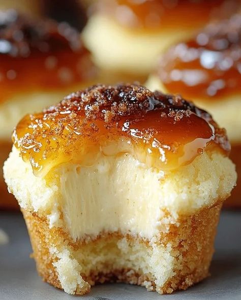 Vanilla Bean Crème Brûlée Cupcakes - Easy Recipe - optimal recipes Dessert Wine Pairing, Brulee Recipe, Cheesecake Cupcakes, Deilig Mat, Graham Cracker, Graham Cracker Crumbs, Creme Brulee, Fall Desserts, Perfect Desserts