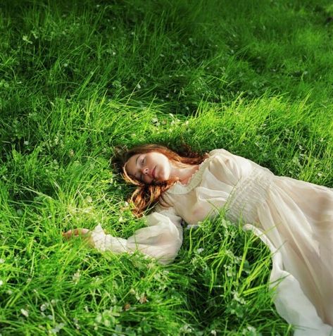 Sleeping Pose, Looks Hippie, Woman Laying, Fotografi Urban, Fairycore Aesthetic, Action Pose, Human Poses Reference, Trik Fotografi, Shooting Photo