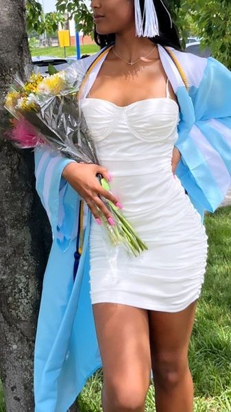 Graduation Dress Ideas White, White Dresses For Graduation High School, White Dress For Graduation Senior Pics, White Dress Graduation Senior Pictures, Graduation Dress College Black, Dresses For Senior Pictures, Gradution Dress, Grad Dresses College, Graduation Dresses College