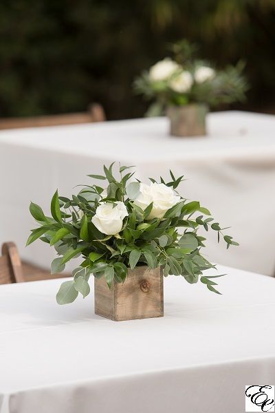 Pin en Flowers Fancy Wedding Centerpieces, Wedding Guest Table Decorations, Green Gold Flower Arrangement, Wedding Gazebo Decorations Outdoor Diy, Circular Table Centerpiece, Greenery Wedding Centerpieces Round, Sage Green Wedding Centerpieces, Rehearsal Dinner Table Decorations, Small Garden Party Ideas