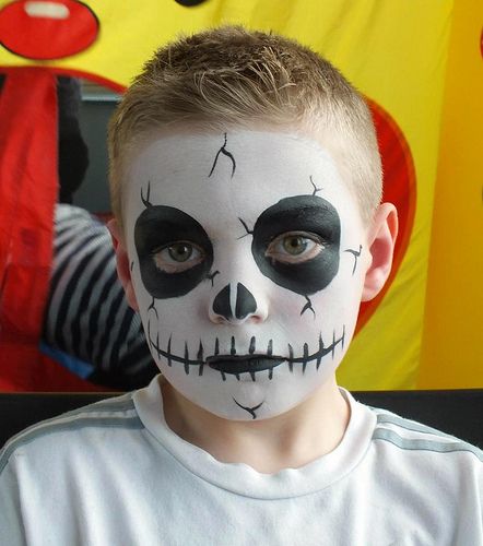 HALLOWEEN/DIA DE LOS MUERTOS                                                                                                                                                                                 Más Kids Skeleton Face Paint, Vampyr Smink, Kids Halloween Face, Face Painting Halloween Kids, Halloween Smink, Skeleton Face Paint, Den Mrtvých, Halloween Makeup For Kids, Maquillage Halloween Simple