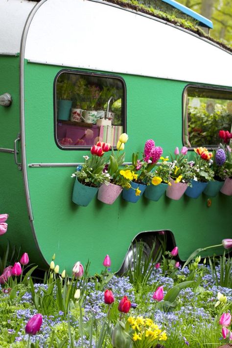 You don't need a green thumb to have a fabulous garden. Check out these unique garden ideas from art, to colorful mulch to potting tables and more. Green Caravan, Caravan Vintage, Camper Vintage, Camping Vintage, Retro Caravan, Vintage Caravan, Vintage Caravans, Retro Campers, Vintage Travel Trailers