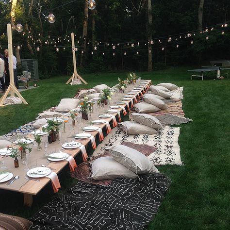 The R29 Beach House Takes Over Montauk #refinery29  http://www.refinery29.com/r29-beach-house-annie-georgia-greenberg#slide13  The beautiful table setting and scene at Athena Calderone's  dinner. Outdoor Dinner Parties, Tafel Decor, Boho Interior Design, Outdoor Table Settings, Outdoor Dinner, Beautiful Table Settings, Festa Party, Outdoor Picnic, Long Table