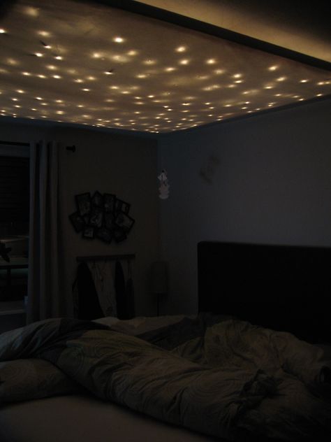 Mood lighting w/ xmas lights and fabric (http://www.reddit.com/r/DIY/comments/e2an4/i_just_replaced_the_lights_in_my_living_room_it/) Mood Lighting Bedroom, Christmas Lights In Bedroom, White Christmas Lights, Lights Bedroom, Mood Lights, Mood Lighting, Living Room Ceiling, Christmas Bedroom, Mood Light