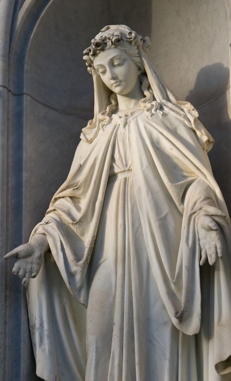 https://flic.kr/p/4A3gyN | Virgin Mary statue | Taken at Holy Cross Catholic Cemetery. Panna Marie, Blessed Mary, Virgin Mary Statue, Mary Statue, Mama Mary, Queen Of Heaven, Art Sacre, Blessed Mother Mary, The Virgin Mary