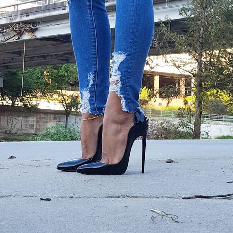 4,005 Likes, 58 Comments - Bella Louboutins (@stilettocouturebella) on Instagram: “Houston Tx Sidenote: look at the debris on the bridge from Harvey.” High Heel Shoes Elegant, Elegant Pumps, Point Shoes, Blogger Fashion, Platform High Heels, Pointed Toe Shoes, Stiletto Pumps, Black High Heels, Plain Black