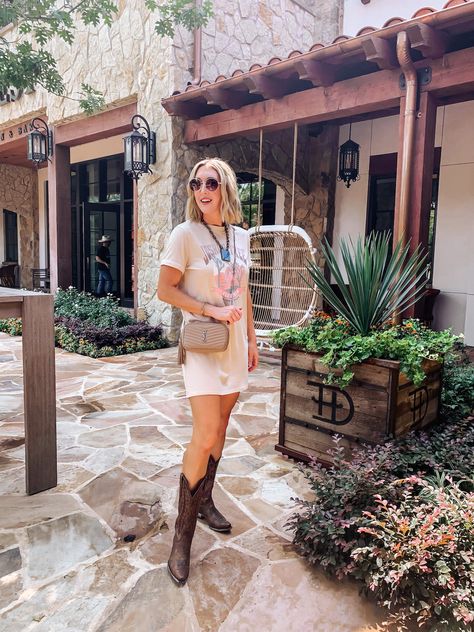 Stockyards Outfit, Palm Springs Hotel, Ft Worth Texas, Old Fashioned Photos, Rodeo Outfit, Rodeo Style, Fort Worth Stockyards, Travel Texas, Texas Fashion