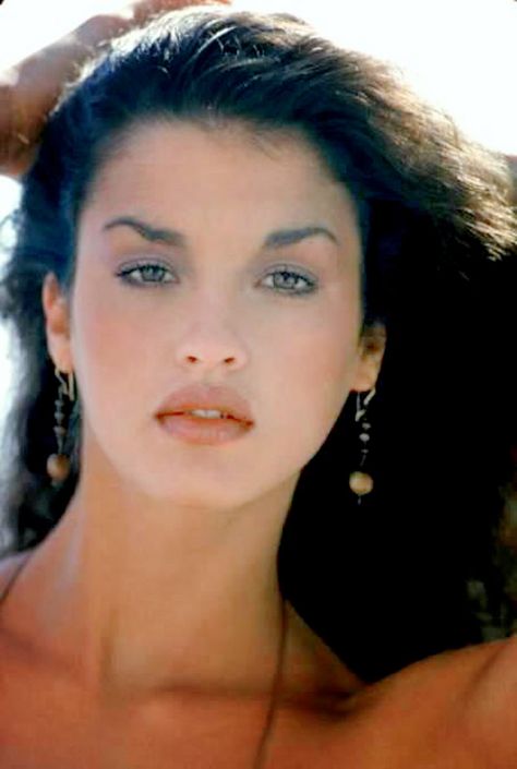 80s - Janice Dickinson. American model. Known for her highly exotic and ethnic looks, Janice was one of the most successful models throughout the 1970s and 1980s. Famous Supermodels, 90s Fashion For Women, Janice Dickinson, Estelle Lefébure, 90s Fashion Women, Original Supermodels, 80s And 90s Fashion, Under The Knife, 90s Supermodels