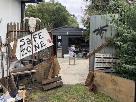 Apocalypse House, Zombie Themed Party, Adult Halloween Party Ideas, Zombie Apocalypse Party, Backyard Halloween Party, Zombie Halloween Party, Zombie Decorations, Zombie Apocolypse, Safe Zone