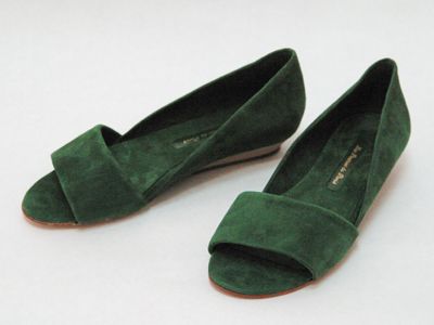 Les Prairies de Paris. Green Suede Open Toe Low Wedge. Green Dress Shoes, Paris Green, Casual Chique, All About Shoes, Green Suede, Green Shoes, Crazy Shoes, Yohji Yamamoto, Outfits Ideas