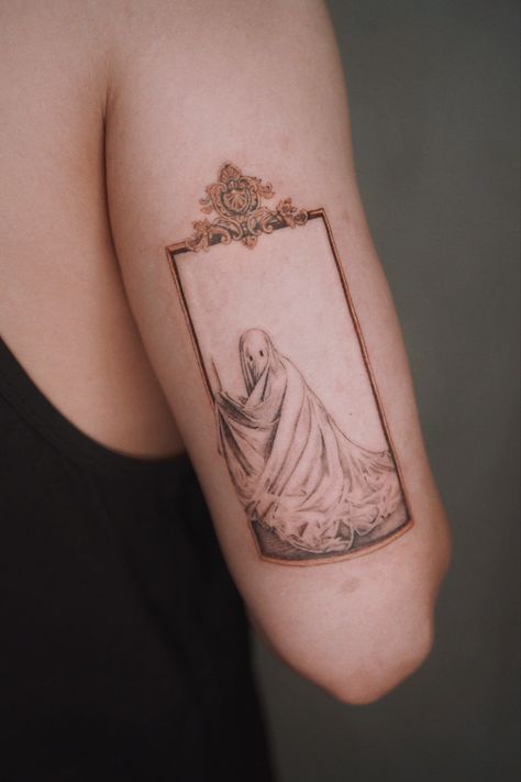 Haunted House Tattoo Small, Ghost In Frame Tattoo, Ghost Mirror Tattoo, Gilded Frame Tattoo, Framed Painting Tattoo, Realistic Ghost Tattoo, Black And White Fine Line Tattoo, Vintage Gothic Tattoo, Ghost In Mirror Tattoo