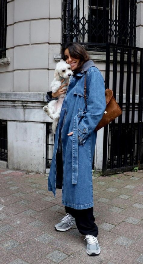 Jeans Overcoat For Women, Long Demin Jacket Outfit, Demin Trench Coat Outfit, Long Jean Coat Outfit, Denim Trench Coat Street Style, Denim Trench Coat Outfit Street Chic, Denim Trench Coat Outfit 2024, Long Jeans Jacket Outfit, Jean Trench Coat Outfit