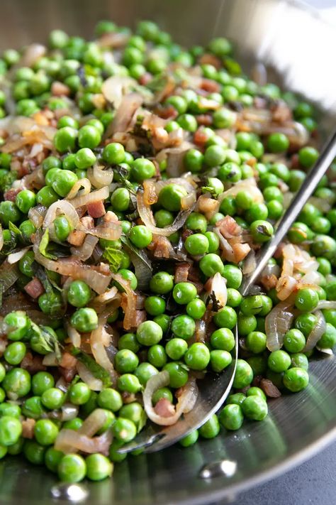 Procuitto Recipes, Peas And Pancetta, Bacon Side Dishes, Thanksgiving Vegetable Sides, Spring Side Dishes, Easy Holiday Side Dishes, Pancetta Recipes, Holiday Side Dish, Peas Recipe