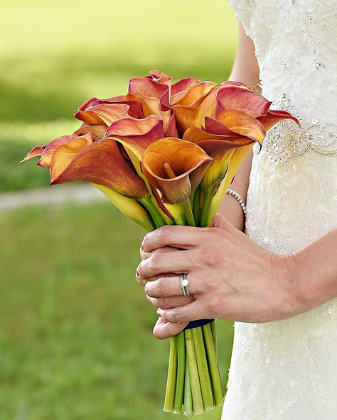 Beautiful Fall Bridal Bouquets -Photo: Rhodes Studios - Bouquet: Events by the Flower Studio  Orange Blossom Bride - www.orangeblossombride.com - click pin for more Orange Calla Lily Centerpiece, Orange Bridesmaids Bouquet, Orange Calla Lily, Calla Lily Bridal Bouquet, Orange Bridal Bouquet, Orange Wedding Themes, Calla Lily Bridal, Calla Lily Bouquet Wedding, Elegant Wedding Bouquets