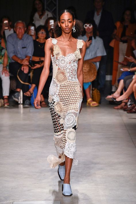 _PLA0410-10214332 Knit Fashion Runway, Mode Crochet, Runway Dresses, Knitwear Fashion, 2020 Fashion, Runway Looks, Runway Pictures, Knit Outfit, Fashion 2020