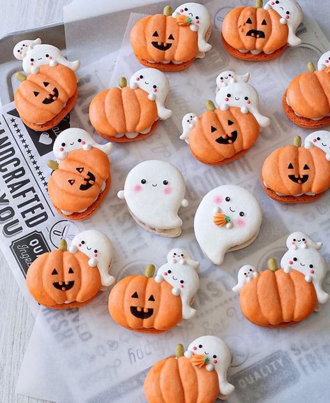 Which macarons is your favorite? The cutest little Halloween macaroons by the very talented @sugardevotion featuring the icing pumpkins from our Fall Fields sprinkle mix! #halloweenmacarons#halloweentreats#halloweendesserts#halloweenfood#macarons#macaronstagram#decoratedmacarons#cutedesserts#simplysucre#simplysucresprinkles Halloween Cookies Aesthetic, Homemade Macarons, Cookies Aesthetic, Kue Macaroon, Kreative Snacks, Halloween Fest, 귀여운 음식 그림, Dessert Aux Fruits, Halloween Baking