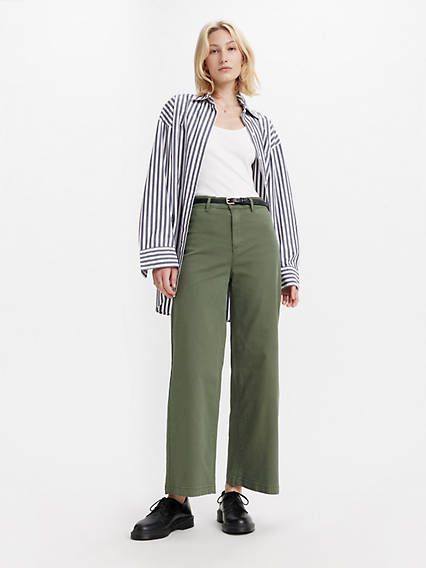 Inspired by the timeless chino, these Vintage Chino Pants kick it up a notch with a relaxed fit, a flattering mid rise and a classic straight leg. The timeless chino gets an upgrade Cut with a straight leg and relaxed fit With a flattering mid rise Woven with a hint of stretch Chinos Women, Mens Jeans Guide, Chino Pants Women, Ribcage Jeans, Levis Outfit, Womens Chinos, Loose Jeans, Jeans Bootcut, Chino Pants