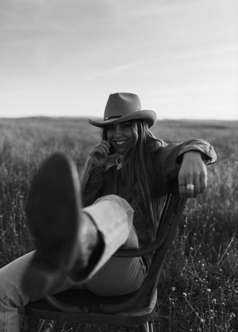 Boho Inspired Photoshoot, Western City Photoshoot, Amazing Senior Pictures, Country Musician Photoshoot, Cowgirl Birthday Pictures, Western Self Portrait, Western Style Pictures, Western Inspo Pictures, Western Female Photoshoot