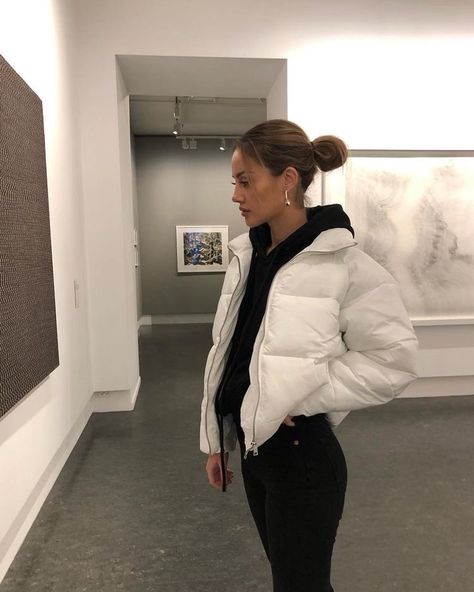 White Puffer Jacket, White Puffer, Foto Poses, Legging Outfits, Rory Gilmore, Puffy Jacket, Casual Winter Outfits, Winter Fashion Outfits, College Outfits