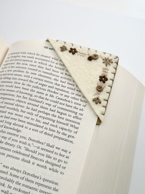 Hand-embroidered corner bookmarks! 3x3in. in size, each hand-embroidered by me :) Bookmarks are made from felt and cardstock, so please handle with care-- avoid stretching or getting wet.  If you have any questions, or if would like to request a custom, please don't hesitate to message me :) I will always try my best to accommodate you!  Thanks for looking <3 Marque-pages Au Crochet, Neutral Florals, Bohemian Crafts, Stitching On Paper, Handmade Bookmarks Diy, Felt Bookmark, Corner Bookmark, Getting Wet, Corner Bookmarks