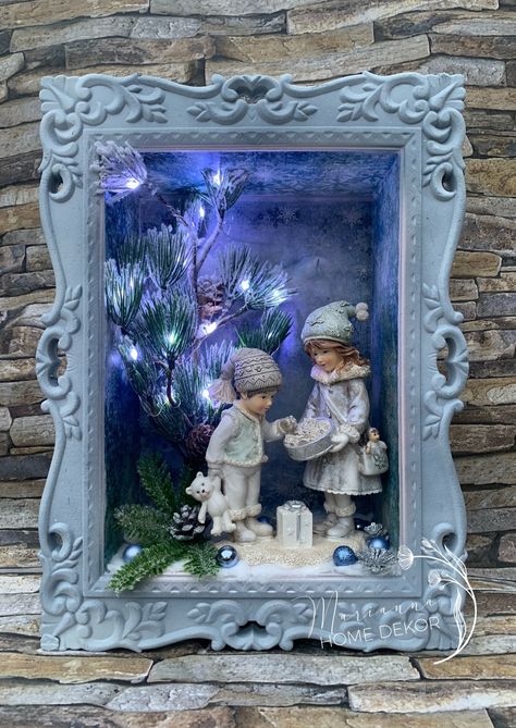 Shadowbox Christmas Village, Shadowbox Ideas Diy, Christmas Shadow Box Ideas, Christmas Miniatures Scene, Christmas Dioramas, Winter Diorama, Diy Christmas Shadow Box, Christmas Diorama, Christmas Decorations Centerpiece