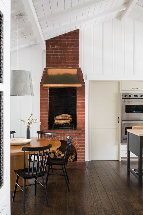 Brick Oven In Kitchen, Original Brick Fireplace, Kitchen Natural, House Pantry, Dining Room Fireplace, Rustic Home Interiors, Charming Kitchen, Regal Design, Remodeling Kitchen