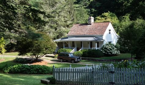 Basic Projects North Carolina cottage | House & Garden Polly Ashman, Anna Haines, Contemporary Backsplash, Cotswold House, Victorian Villa, Lush Landscape, London Family, Urban Electric, Mountain Cottage