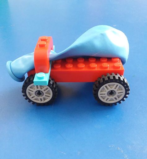 Lego Repurpose, Lego Balloons, Lego Crafts, Uppfostra Barn, Balloon Car, Science Concepts, Balloon Cars, Lego Challenge, Lego Club